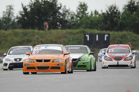 Casper Elgaard er i front for den danske løbsserie, her på Ring Djursland. I weekenden bliver konkurrencen hårdere på FDM Jyllandsringen med tredje afdeling af Scandinavian Touring Car Cup.